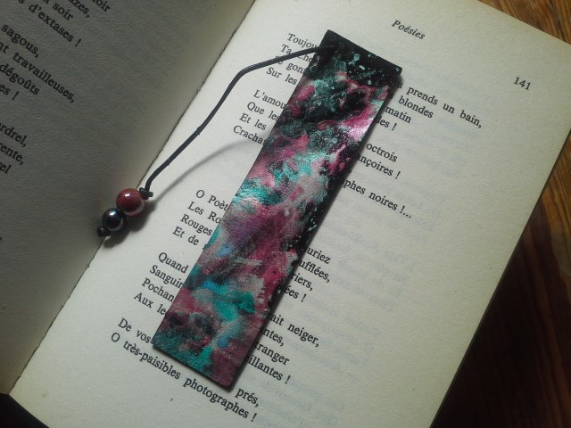 marque-page cuir noir coulée d'encres vert et rouge