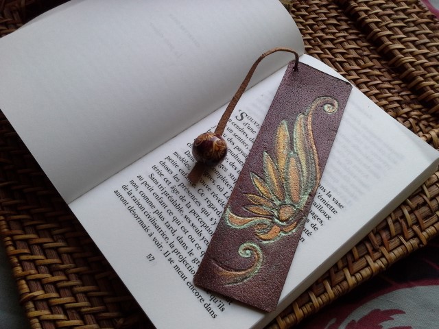 marque-page cuir brun dessin feuille