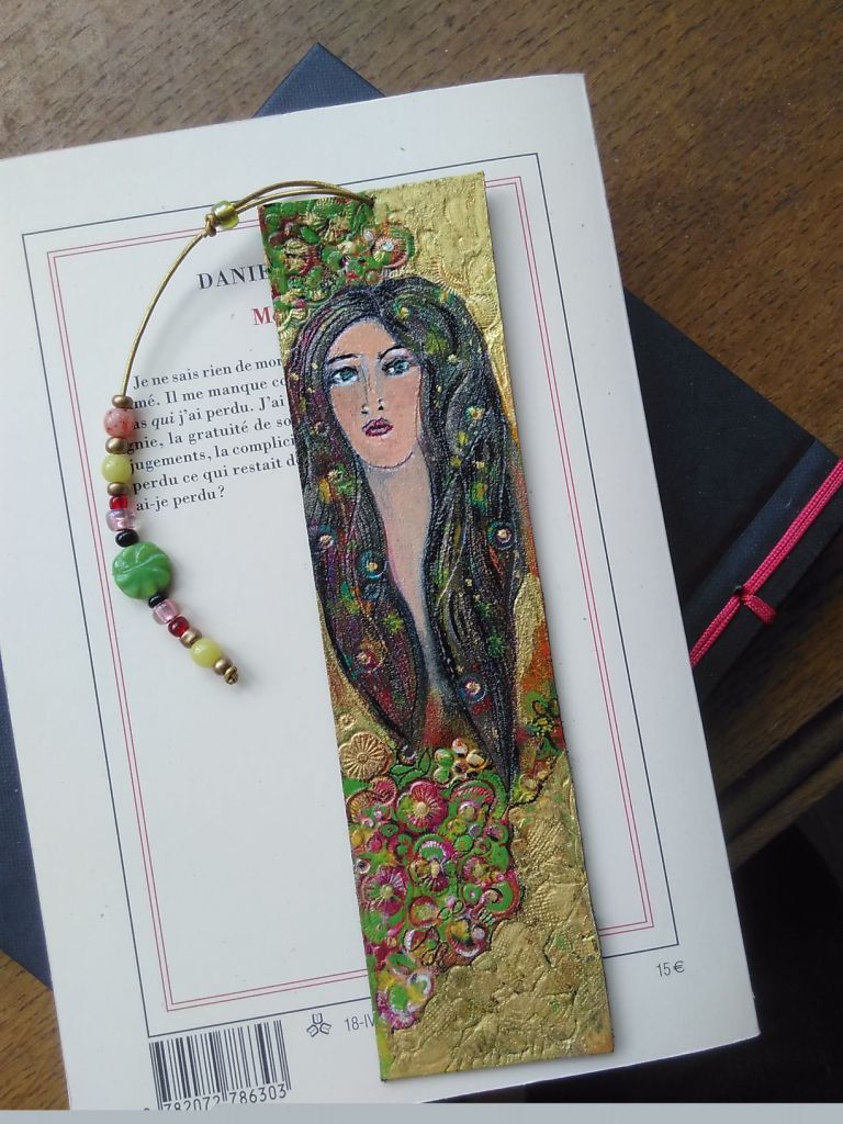 marque-page en cuir representant l'été couleur vert, rose, rouge et or